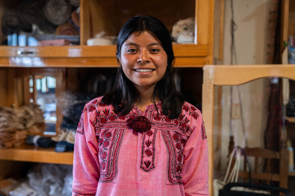 mujer mixe en taller textil bordado de tlahuitoltepec