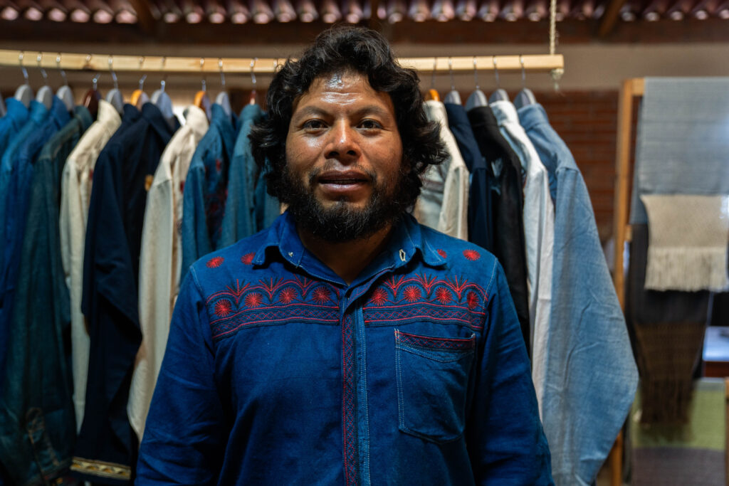 Experiencia 2 días artesano de tlahuitoltepec recibiendo visitantes en su taller textil con tintes naturales en la sierra mixe oaxaca