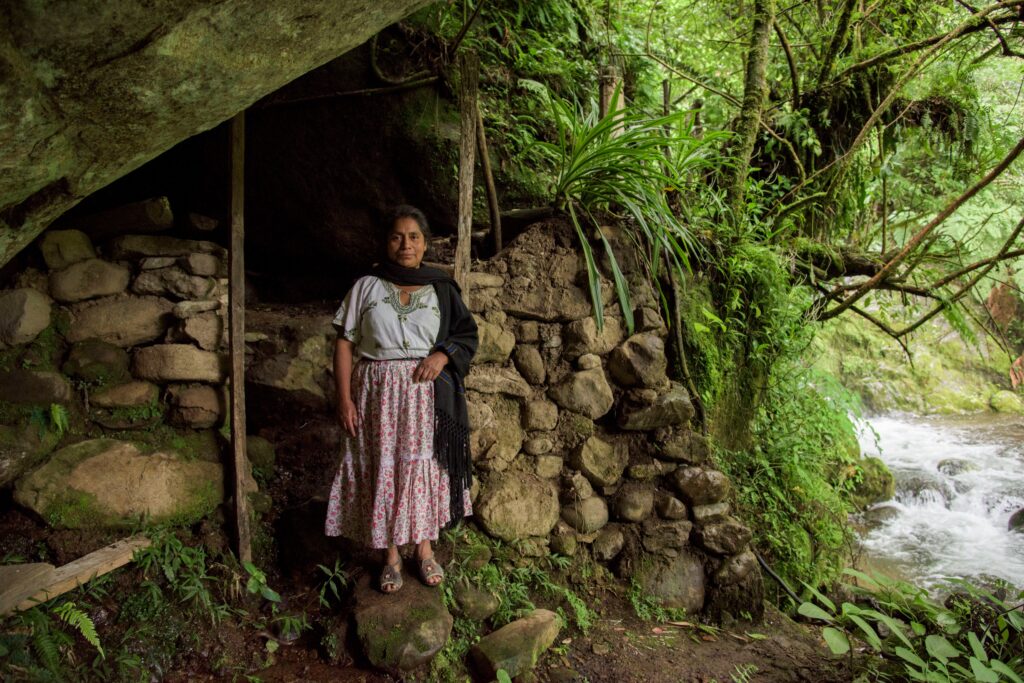 Hiking caminata cascada mujer medicina mixe Oaxaca