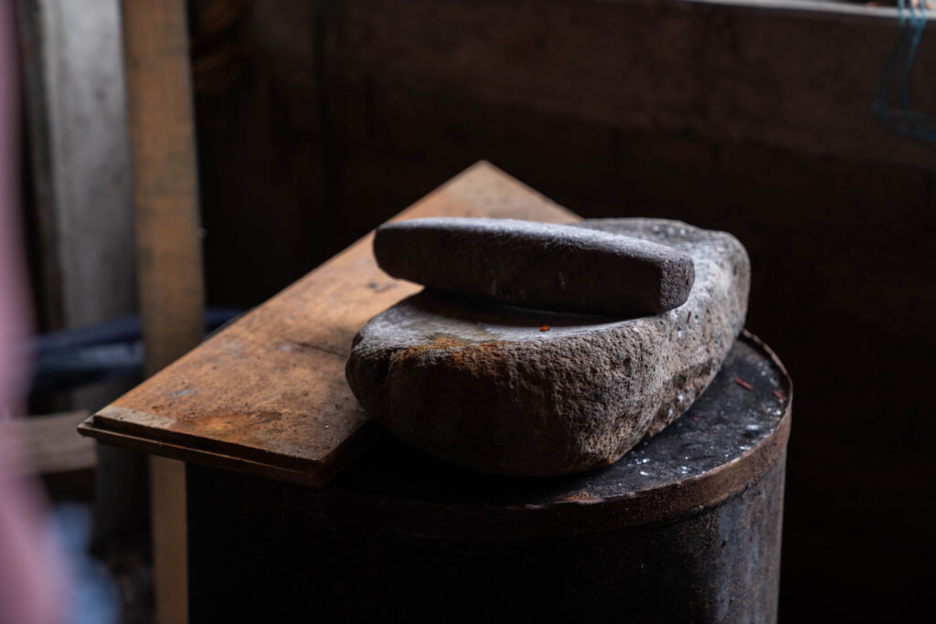gastronomia tradicional con metate en cocina de humo en la sierra de oaxaca