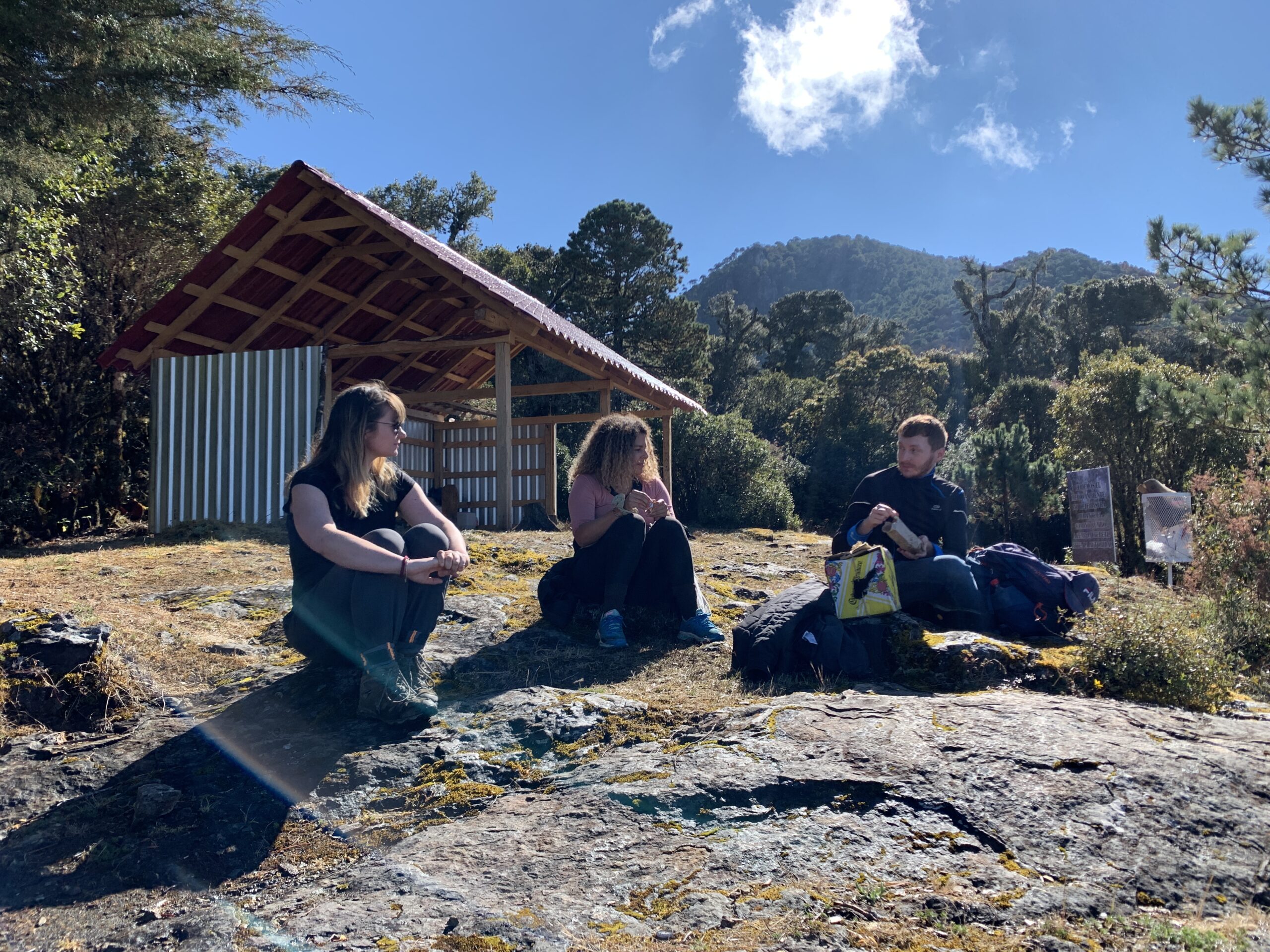 visitantes descansando en caminata a montana sagrada zempoaltepetl