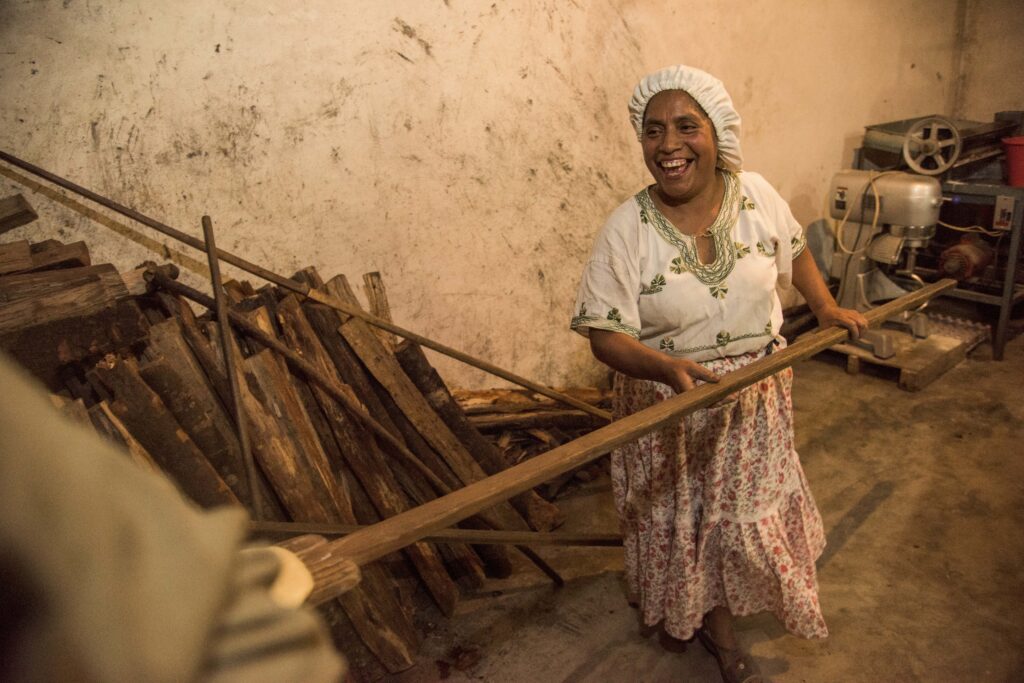 Experiencia 2 días panadera tradicional horneando pan en la sierra mixe oaxaca