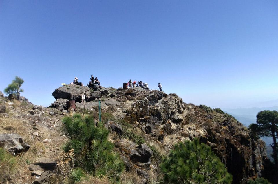 poblanos de la sierra mixe dejando su ofrenda en la montana sagrada zempoaltepetl sierra oaxaca